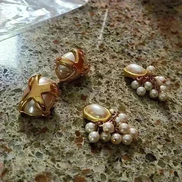 Vintage KJL and LC gold tone with pearl like clip-on earrings set - Picture 8 of 16